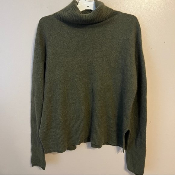Lord & Taylor Sweaters - Lord & Taylor 100% Cashmere Olive Green Turtleneck Sweater Size Medium